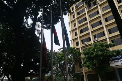 উত্তরায় বিমান বিধ্বস্ত হয়ে হতাহতের ঘটনায় পালিত হচ্ছে রাষ্ট্রীয় শোক