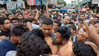 ছাত্র-জনতাকে জড়িয়ে ধরে অঝোরে কাঁদলেন ইউএনও