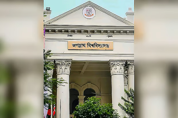 খেলায় স্বজনপ্রীতির অভিযোগ তুলে জকসুর ক্রীড়া সম্পাদককে থাপ্পড় দিলেন ছাত্রী