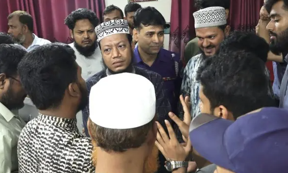 কুষ্টিয়া সরকারি কলেজে এমপি আমির হামজাকে ‘ভুয়া ভুয়া’ স্লোগান