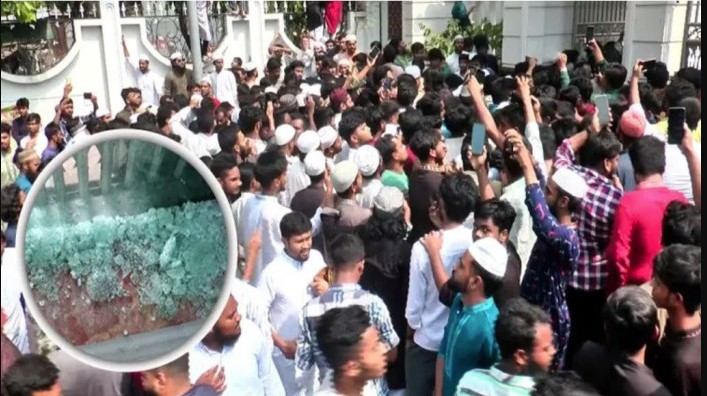 নাসীরুদ্দীন পাটওয়ারীর উপস্থিতিতে মসজিদে হুড়োহুড়ি, গ্লাস ভেঙে আহত ৫
