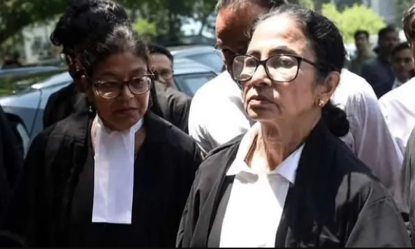 হঠাৎই আইনজীবীর পোশাকে আদালতে হাজির মমতা!