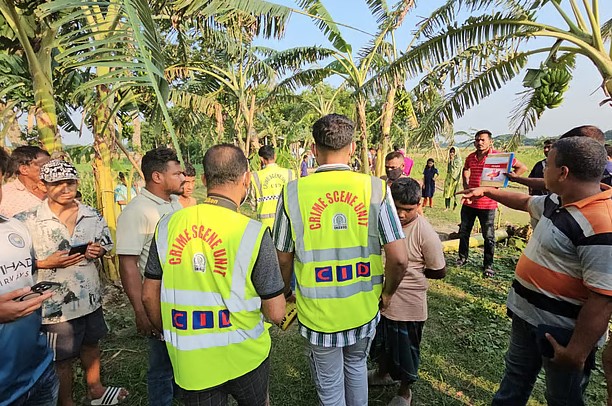সীমানা নির্ধারণের পর পুকুরপাড়ে মাটি খুঁড়ে উদ্ধার মা-মেয়ের লাশ নেওয়া হলো ফরিদপুরে