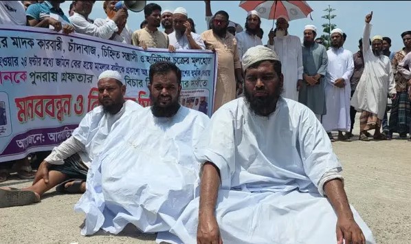 পটুয়াখালীতে হানি ট্র্যাপ মামলার আসামির জামিন, কাফনের কাপড় পরে বিক্ষোভ