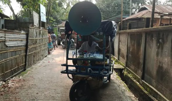 কুড়িগ্রামে শয্যাশায়ী পিতার ঋণ পরিশোধে ছেলের ব্যতিক্রমী মাইকিং!