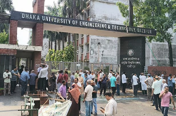 নতুন ভিসিকে ক্যাম্পাসে ঢুকতে বাধা, চলছে ‘ডুয়েট ব্লকেড’
