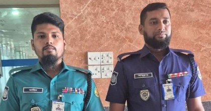 নতুন পোশাকে নেমেছে পুলিশ
